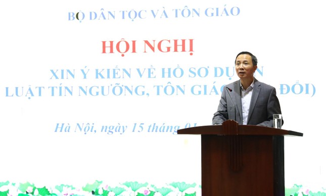 Ông Vũ Hoài Bắc, Trưởng ban Tôn giáo Chính phủ trình bày dự thảo Luật sửa đổi tại hội nghị - Ảnh: Hương Huyền