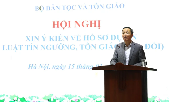 Ông Vũ Hoài Bắc, Trưởng ban Tôn giáo Chính phủ trình bày dự thảo Luật sửa đổi tại hội nghị - Ảnh: Hương Huyền