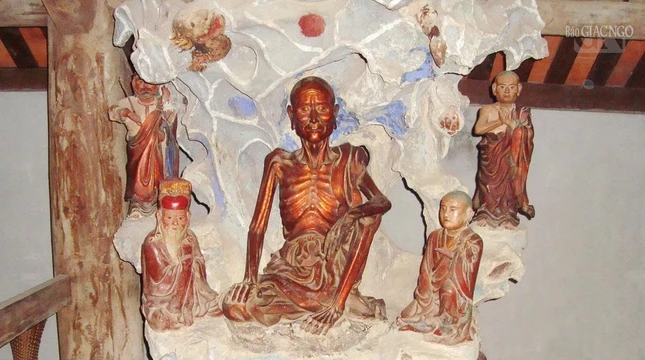 Tượng Tuyết Sơn chùa Mía được đặt trong tòa sơn động - một hình thức tạo hình đặc biệt ở nhiều chùa miền Bắc Tượng Tuyết Sơn chùa Mía được đặt trong tòa sơn động - một hình thức tạo hình đặc biệt ở nhiều chùa miền Bắc