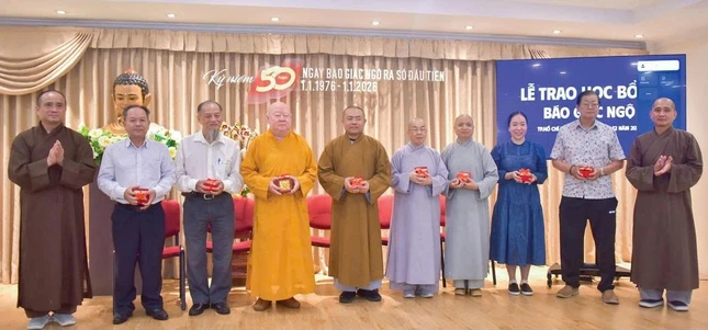 Ban Biên tập Báo Giác Ngộ tri ân chư tôn đức Tăng Ni, doanh nghiệp, nhà hảo tâm đồng hành cùng chương trình Học bổng Kỷ niệm 50 năm ngày Báo Giác Ngộ phát hành số đầu tiên