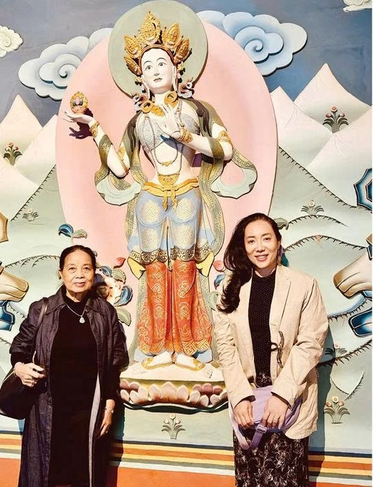 Chị Mai Anh và mẹ của mình trong một lần hành hương tâm linh