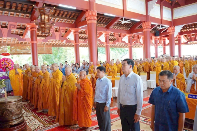 Chư tôn giáo phẩm, đại biểu cùng toàn thể đại chúng cử hành khóa lễ cầu nguyện