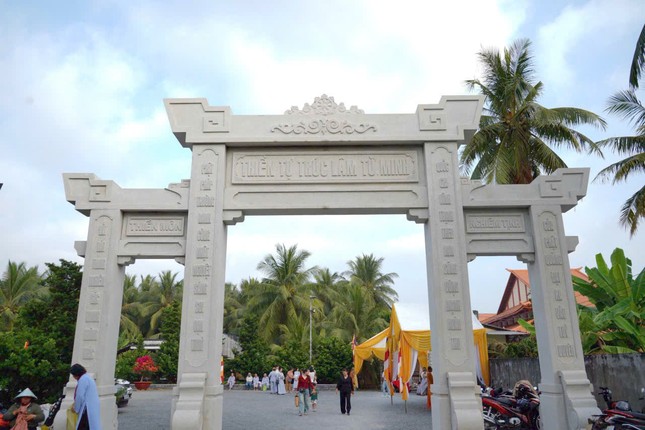 Cổng tam quan thiền tự Trúc Lâm Từ Minh