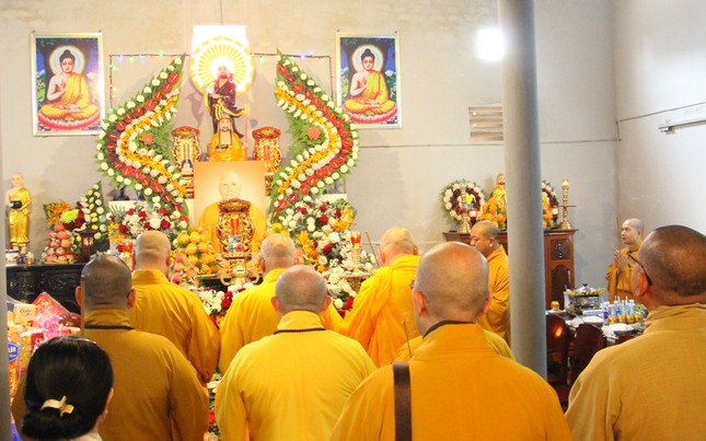 Thắp hương tưởng niệm cố Thượng tọa Thích Thiện Phước