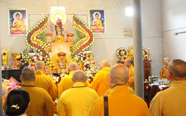 Thắp hương tưởng niệm cố Thượng tọa Thích Thiện Phước