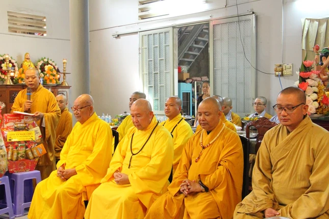 Thượng tọa Thích Trí Khả đọc quyết định của Ban Trị sự GHPGVN tỉnh Đồng Tháp về việc bổ nhiệm trụ trì chùa Phước Hòa