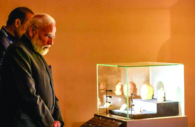 Thủ tướng Ấn Độ tham quan các khu trưng bày tại triển lãm