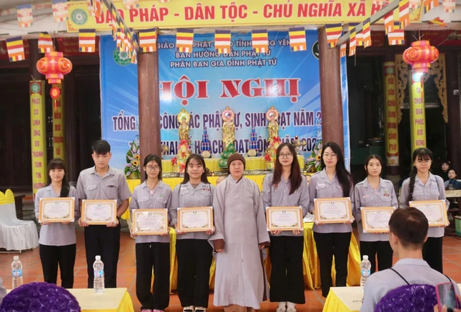 Trao chứng nhận huynh trưởng các bậc học