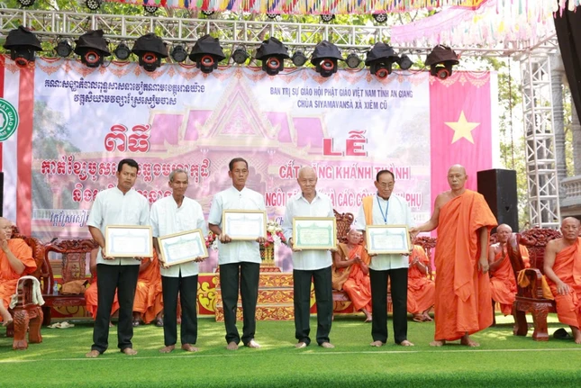 Trao Bằng công đức