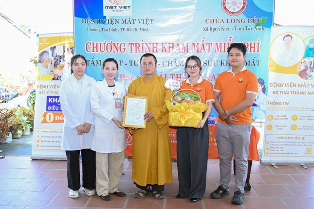 Trao Thư tri ân, quà đến đội ngũ y bác sĩ và tình nguyện viên y tế Bệnh viện Mắt Việt