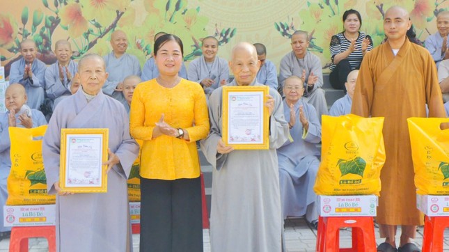 Bà Nguyễn Thị Ri Đô trao Thư tri ân đến chư tôn đức Ni