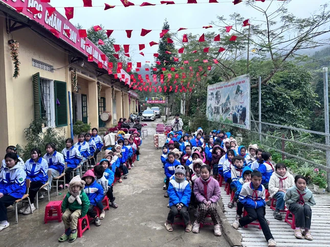 Đem hơi ấm đến với các em vùng cao