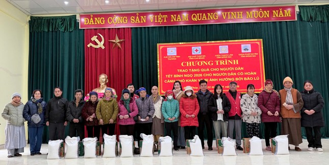 Trao quà đến hộ người dân tộc có hoàn cảnh khó khăn Trao quà đến hộ người dân tộc có hoàn cảnh khó khăn