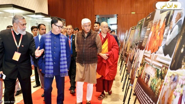 Tham quan khu vực triển lãm bên lề hội nghị