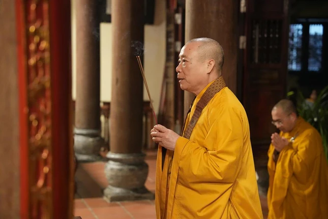 Hòa thượng Thích Bảo Nghiêm niêm hương