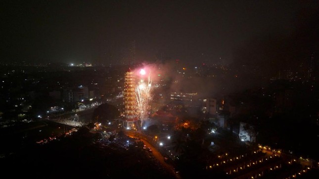 Pháo hoa mừng lễ Phật thành đạo