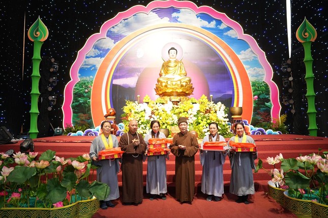 Trao quà của Đại lão Hòa thượng Tôn sư - Đức Đệ tứ Pháp chủ GHPGVN đến các Phật tử có hoàn cảnh khó khăn thuộc các đạo tràng Pháp Hoa