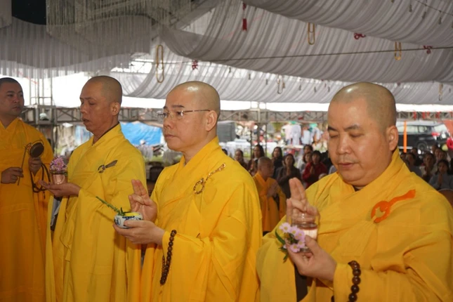 Chư tôn đức cử hành nghi thức sái tịnh