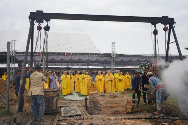 Rót đồng đúc tôn tượng