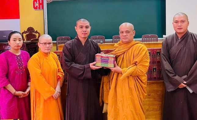 Cúng dường bộ sách đến Trường Trung cấp Phật học Tây Ninh