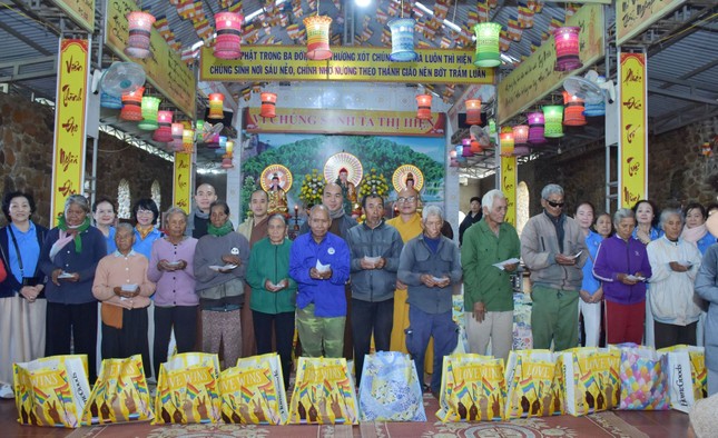 Trao quà đến bà con có hoàn cảnh khó khăn tại chùa Quảng Trạch Trao quà đến bà con có hoàn cảnh khó khăn tại chùa Quảng Trạch