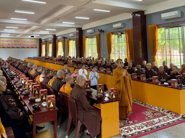 Tác bạch cúng dường sách đến Tăng Ni sinh Học viện Phật giáo VN tại TP.HCM