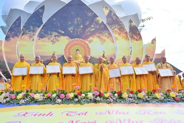 Hòa thượng Thích Từ Nghiêm trao Giáo chỉ tấn phong giáo phẩm