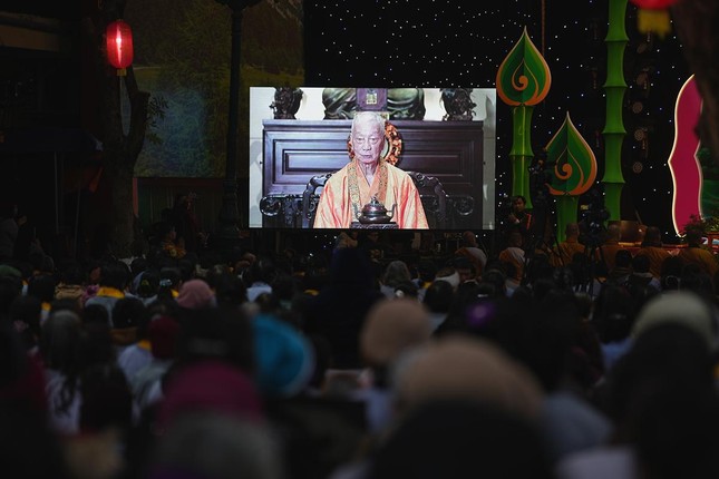 Đại lão Hòa thượng Tôn sư của Đạo tràng Pháp Hoa - Đức Pháp chủ GHPGVN ban đạo từ Đại lão Hòa thượng Tôn sư của Đạo tràng Pháp Hoa - Đức Pháp chủ GHPGVN ban đạo từ