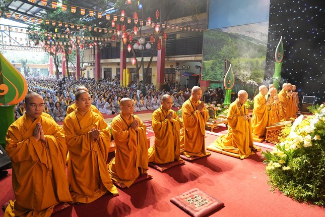 Chư tôn đức niêm hương Chư tôn đức niêm hương