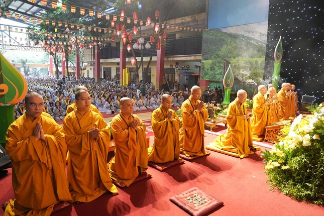 Chư tôn đức niêm hương