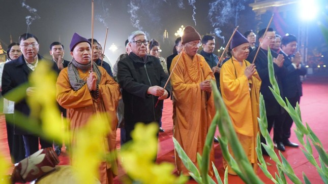 Chư tôn đức Tăng Ni cùng các đại biểu niêm hương bạch Phật Chư tôn đức Tăng Ni cùng các đại biểu niêm hương bạch Phật