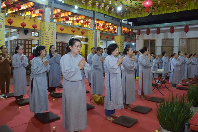 Phật tử về chùa dự lễ