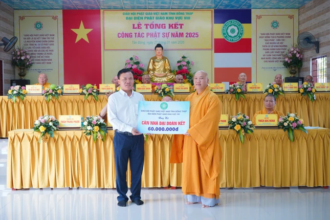 Trao bảng tượng trưng số tiền ủng hộ xây nhà Đại đoàn kết