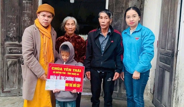 Trao quà hỗ trợ và nhận đỡ đầu em Hồ Đình Kiên, học sinh lớp 2D Trường Tiểu học An Hòa, mồ côi cha mẹ