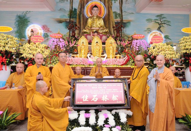 Chư Tăng Ni H.Hóc Môn (cũ) dâng khánh vàng tri ân Hòa thượng Thích Thiện Minh