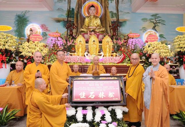 Chư Tăng Ni H.Hóc Môn (cũ) dâng khánh vàng tri ân Hòa thượng Thích Thiện Minh