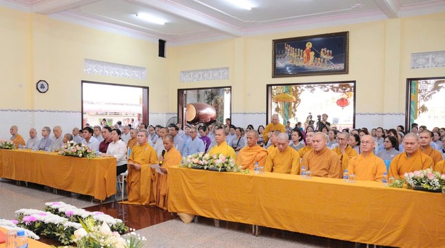 Đại đức Thích Thiện Lâm dâng lời tri ân lên Hòa thượng Bổn sư