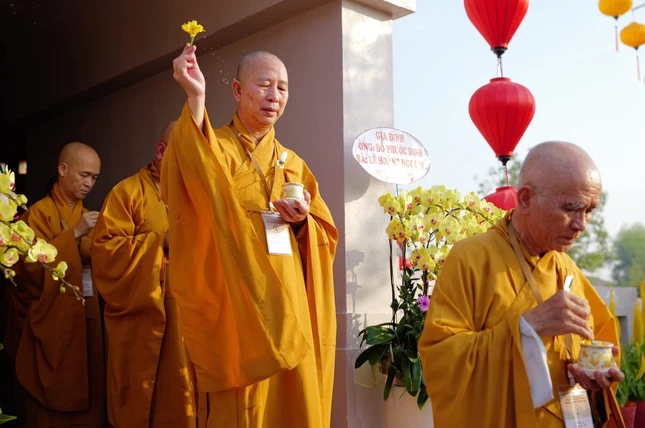 Chư tôn đức cử hành nghi thức sái tịnh