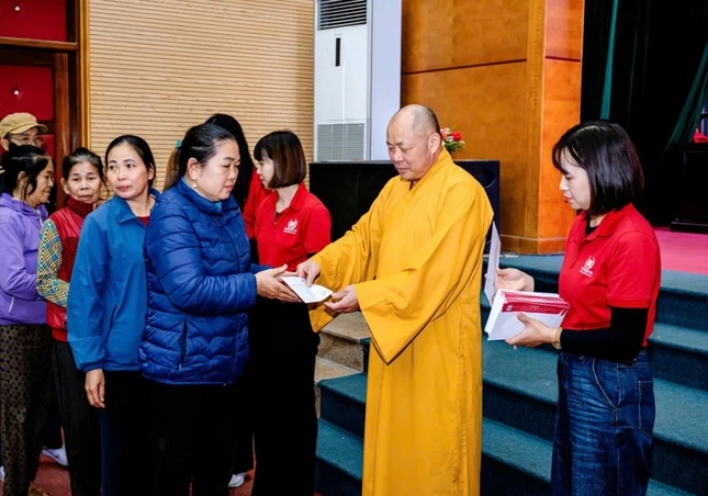 Thượng tọa Thích Tâm Định trao quà đến người dân
