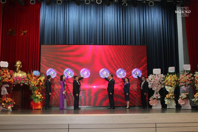 Bộ trưởng Bộ Dân tộc và Tôn giáo Đào Ngọc Dung cùng các đại biểu bấm nút khai trương Tạp chí Dân tộc và Tôn giáo điện tử