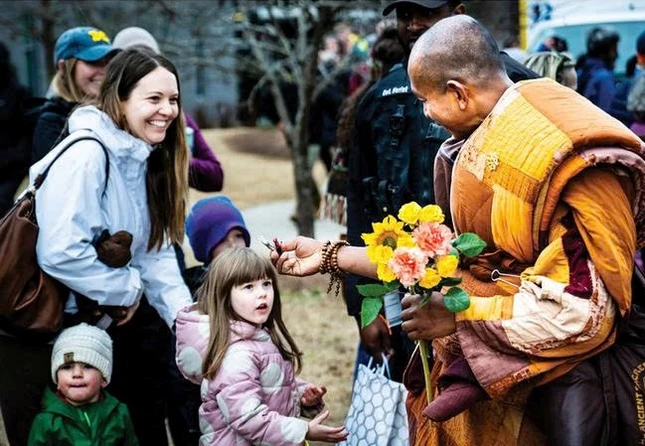 Nét thân thiện, tinh thần từ ái được gieo trên các nẻo đường mà đoàn đi qua...