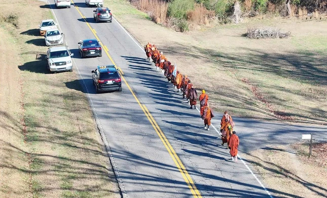 Những bước đi yên lặng gây xúc động, chạm đến trái tim nhiều người