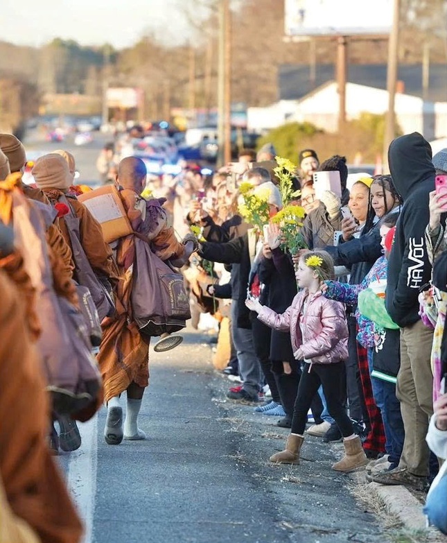 Sự yêu mến của người dân Mỹ trên các nẻo đường mà đoàn các sư Walk for Peace đi qua cho thấy nhu cầu về sự bình an, sống giản đơn là mong ước của con người trong bối cảnh một xã hội nhiều chia rẽ, bạo lực, phân hóa - Ảnh: F/walkforpeaceusa