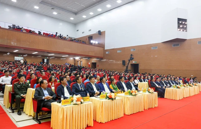 Lãnh đạo tỉnh Nghệ An, các đại biểu, cơ quan, đơn vị, doanh nghiệp dự chương trình “Nghĩa tình dòng Lam - Xuân Bính Ngọ 2026"