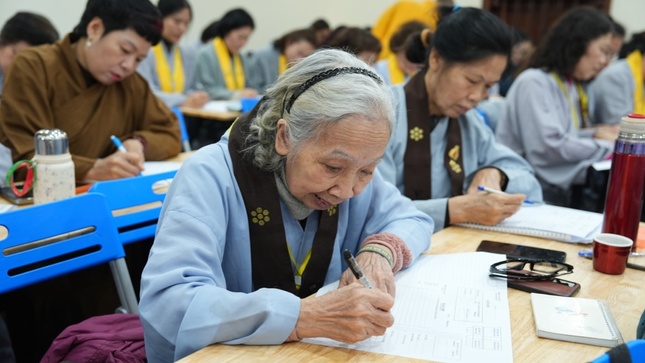 Học viên nghiêm túc làm bài thi