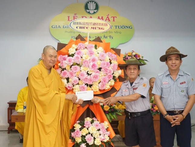 Ban Hướng dẫn Phật tử GHPGVN TP.Đà Nẵng tặng hoa, quà chúc mừng