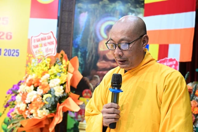 Thượng tọa Thích Tục Minh trình bày báo cáo tóm tắt tổng kết công tác Phật sự Thượng tọa Thích Tục Minh trình bày báo cáo tóm tắt tổng kết công tác Phật sự