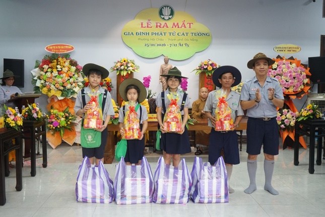 Trao quà đến các em đoàn sinh có hoàn cảnh khó khăn Trao quà đến các em đoàn sinh có hoàn cảnh khó khăn