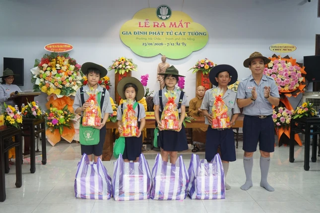 Trao quà đến các em đoàn sinh có hoàn cảnh khó khăn