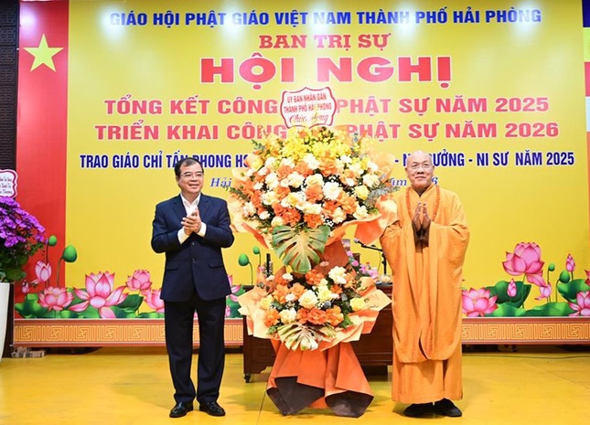 Ông Nguyễn Minh Hùng tặng hoa chúc mừng